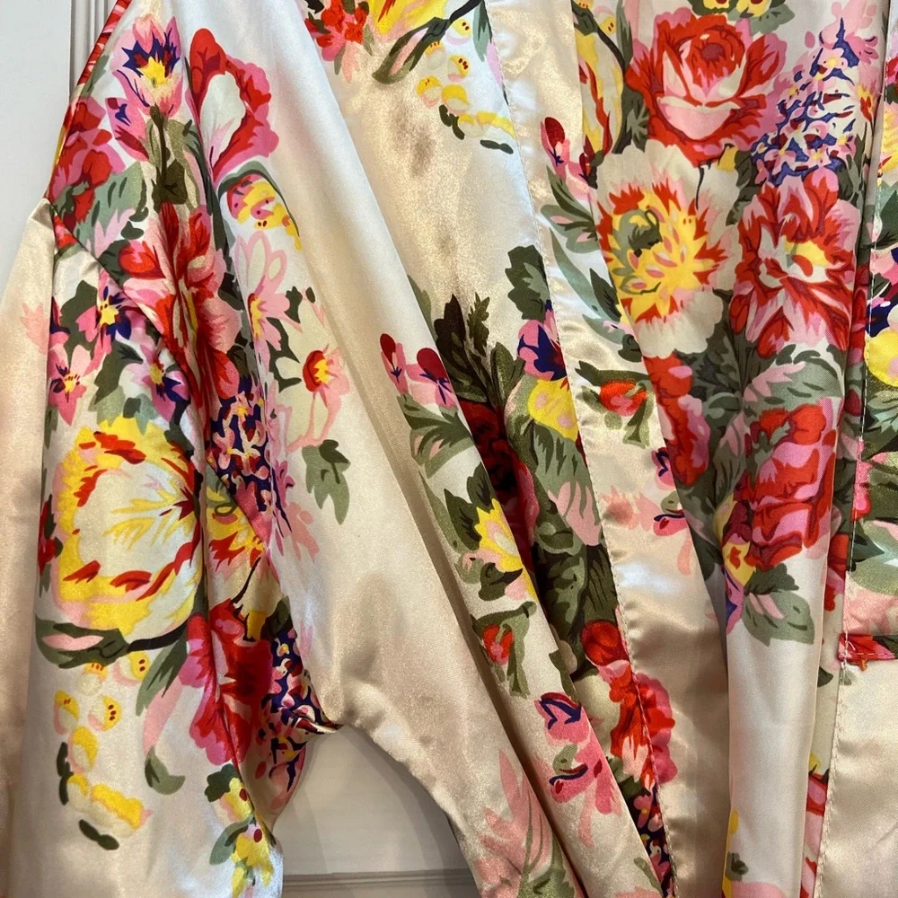 💗Elegant Floral Satin Kimono Robe
Very love shack fancy vibes - Picture 2 of 2